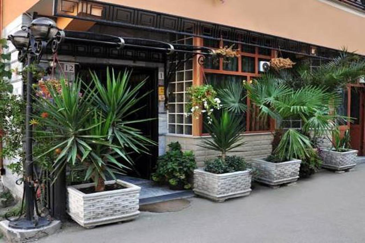 Hotel Parlamenti Tirana Esterno foto