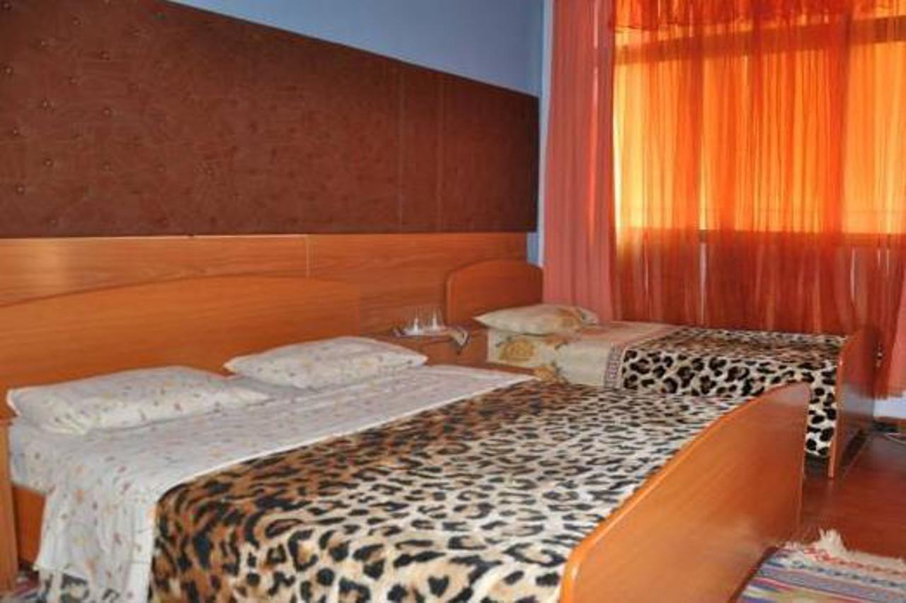 Hotel Parlamenti Tirana Esterno foto