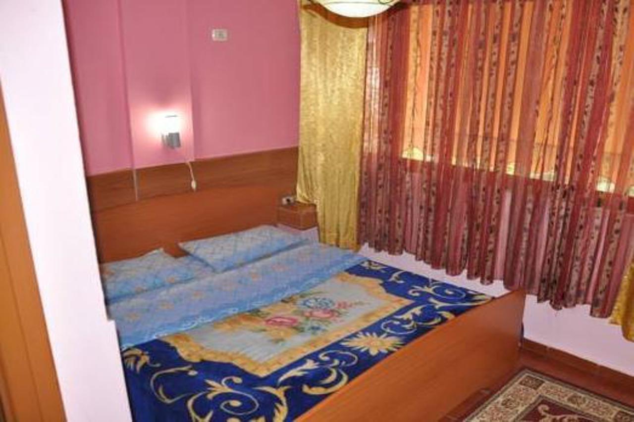 Hotel Parlamenti Tirana Esterno foto