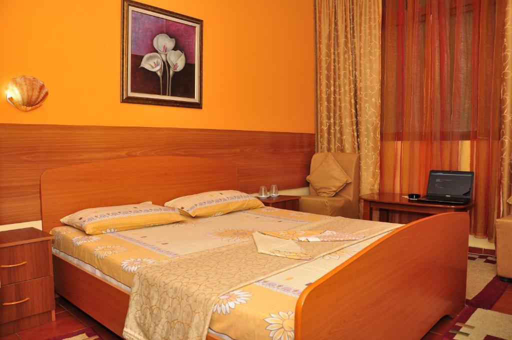 Hotel Parlamenti Tirana Esterno foto