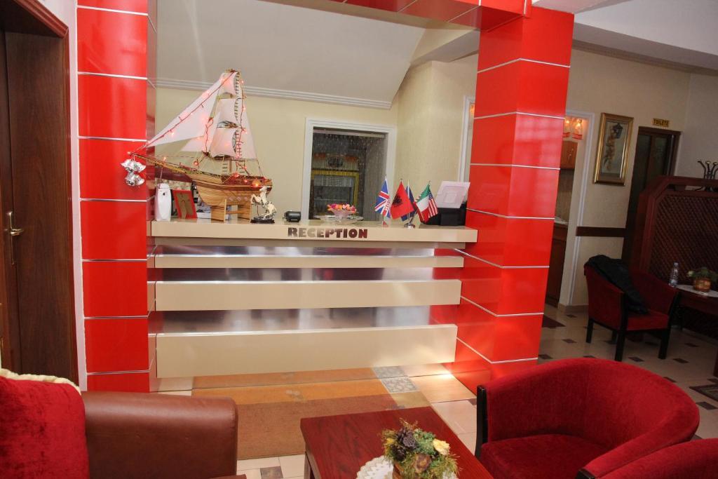 Hotel Parlamenti Tirana Esterno foto